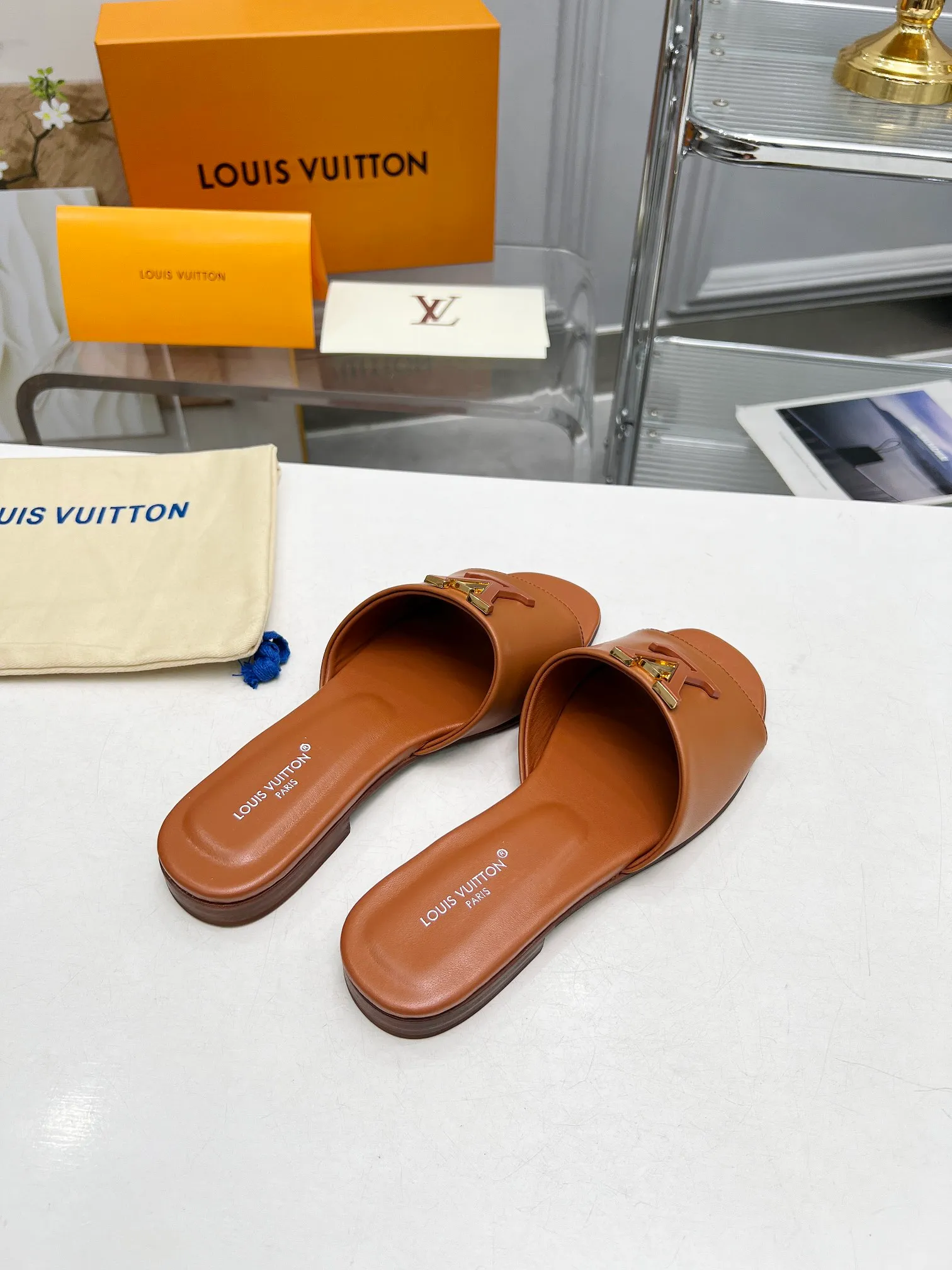 👟👟Ex-factory price 440👟👟Louis Vuitton/Louis Vuitton women's new sandals LV SUNSET COMFORT flat sandals are made of exquisite cowhide and sheepskin lining, the uppers show handicrafts, and are matched with genuine leather soles*@wearing experience. LV logo hardware buckle on upper, size 35-42